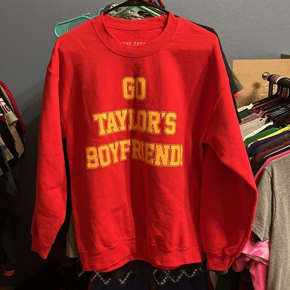 Go Taylor’s Boyfriend Medium Long Sleeve Sweater - Picture 3 of 5